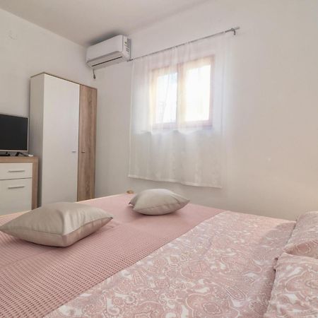 Studio Apartman Edy 3 Pula Exteriör bild